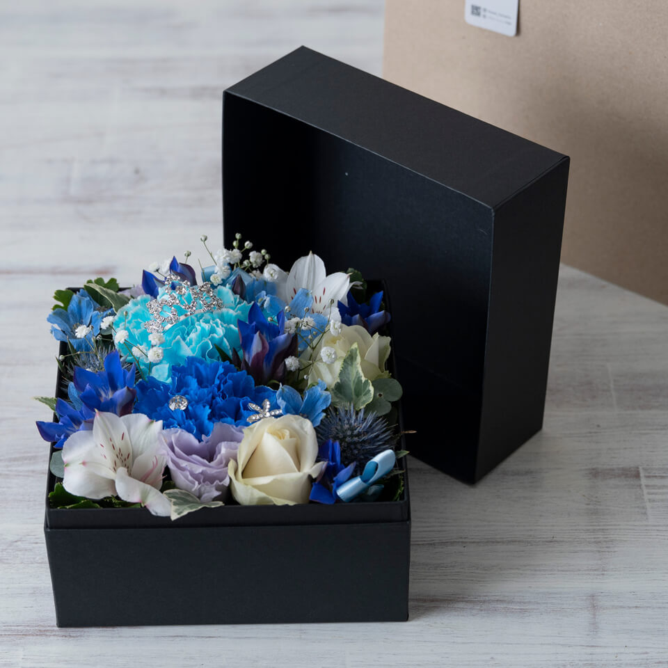 季節の花で紫ブルー系BOXフラワー（クラウン飾り）｜広島花屋