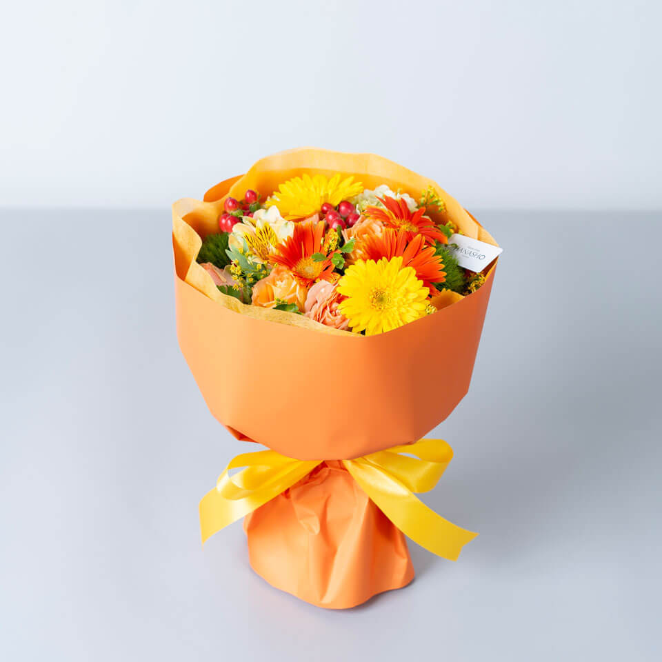 季節のお任せ 黄色オレンジ系 スタンディングブーケ｜広島花屋