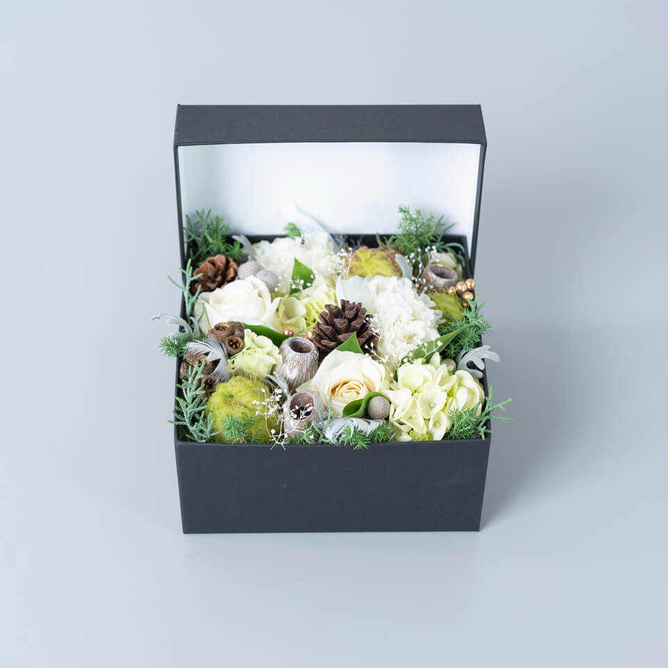 季節の花で白系ボックスフラワー｜広島花屋オンラインショップ花将
