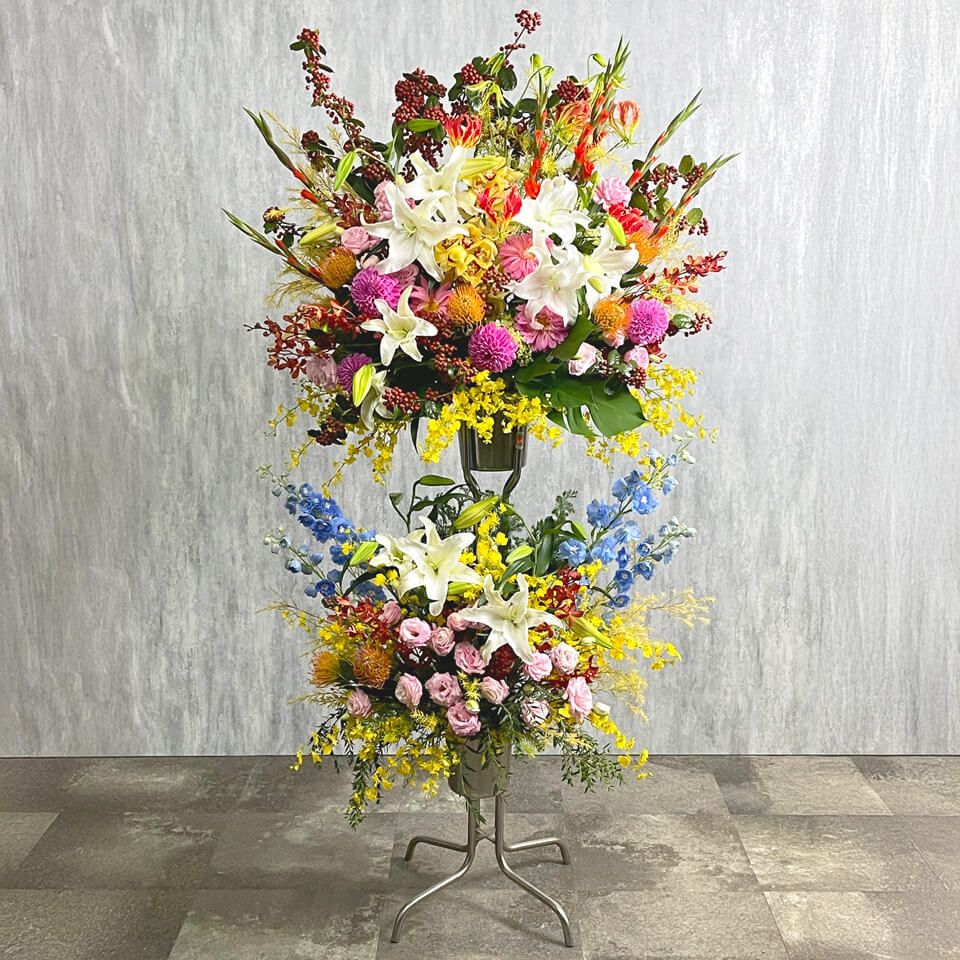季節の花でミックスカラーのスタンド花 2段｜広島花屋オンライン