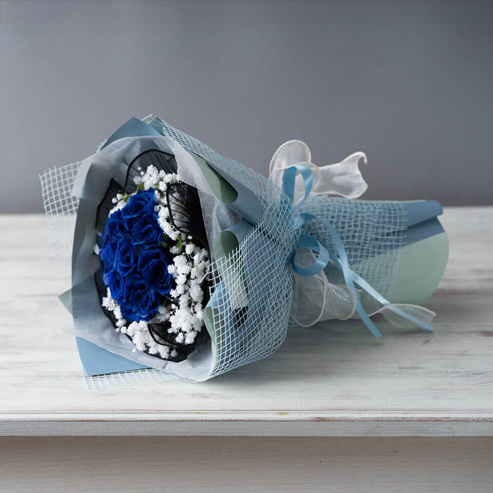 韓国風ラッピング】青バラ12本のプリザーブドフラワーブーケ （かすみ